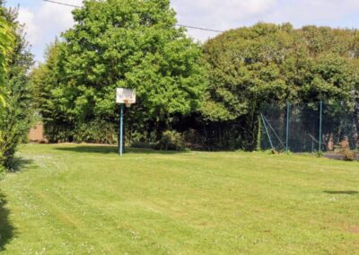 Gros plan sur le terrain de basket dans le jardin du Gîte de Chavigny.
