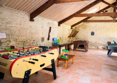 Baby-foot et table de jeux de société dans la salle de jeux des Gîtes de Chavigny