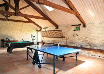 Table de ping-pong et billard dans la salle de jeux des Gîtes de Chavigny