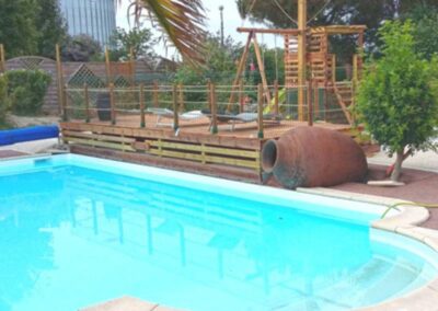 Zoom sur la décoration raffinée autour de la piscine des Gîtes de Chavigny.