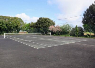Vue du terrain de tennis privé au sein du domaine des Gîtes de Chavigny à Sainte-Gemme-la-Plaine.