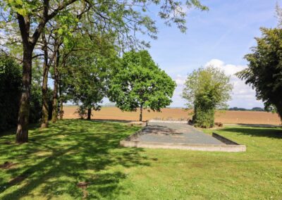 Côté du terrain de pétanque du Gîte de Chavigny avec vue sur les bordures et allées.