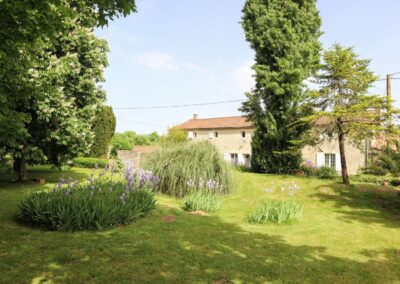 Vue des extérieurs des logements des Gîtes de Chavigny à proximité du boulodrome.