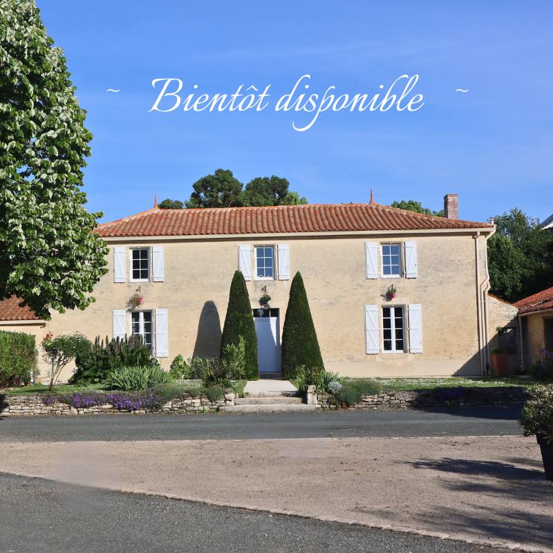 Gîte Le Laurier – Gîte avec piscine privé en Vendée Vue extérieure du gîte Le Laurier avec piscine – 14 personnes