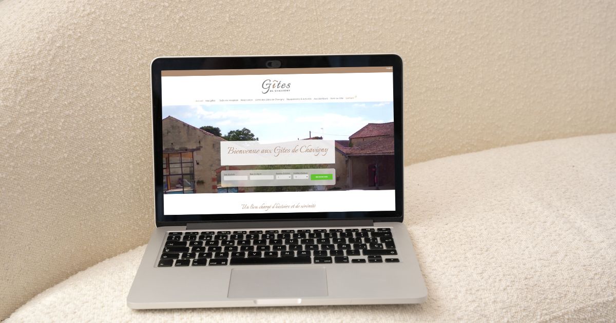 Capture d’écran du nouveau site des Gîtes de Chavigny affiché sur un ordinateur portable