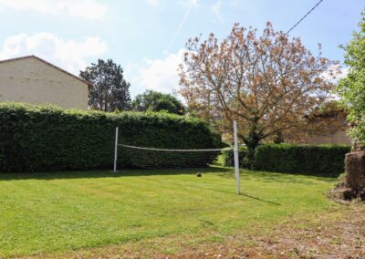 Vue du terrain de volley extérieur au Gîte de Chavigny, accessible aux vacanciers.